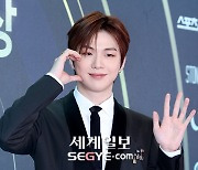 [포토] 강다니엘 '너무 사랑스러워'