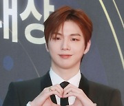 강다니엘 '여심 잡는 손하트'[★포토]