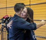 저신다 아던 뉴질랜드 총리, 사임 발표하며 "우리 결혼하자"