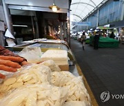 설이 코앞인데...한산한 전통시장