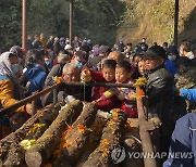 마지막 추모의식 치르는 네팔 여객기 추락사고 희생자 유족들