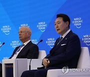 클라우스 슈밥 WEF 회장과 대담하는 윤석열 대통령