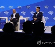 클라우스 슈밥 WEF 회장과 대담하는 윤석열 대통령