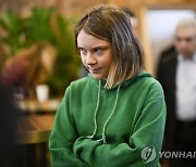 툰베리 "다보스에 모인 사람들이 지구 파괴"