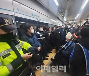 전장연, 오후에도 지하철 시위 재개…삼각지역서 대치 중