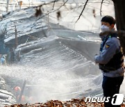 구룡마을 진화 작업 중인 소방관들