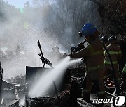 계속되는 화재 진압 작업