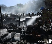 계속되는 구룡마을 화재 진압 작업