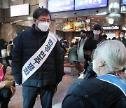 박경석 전장연 상임공동대표와 대화 나누는 김성환 민주당 정책위의장