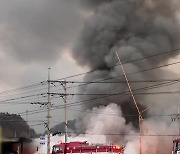 경남 밀양 고물상 화재...6시간 만에 꺼져