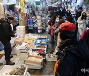 [포토] 설 앞두고 장 보는 시민들