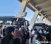 "고향으로 해외로"…연휴 앞두고 터미널·공항 '북적'(종합)