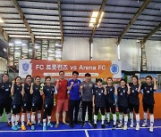 축구팀 FC 트롯퀸즈, 자카르타 전지훈련… 신태용 감독 깜짝 방문