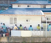 [비즈스토리] 삼척 도계에서 ‘따뜻한 겨울나기 캠페인’…임직원들이 직접 방문해 연탄과 등유 전달