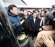 구룡마을 찾아 위로하는 정진석 국민의힘 비상대책위원장