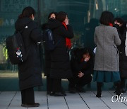 [오마이포토] 설 귀향객들로 붐비는 서울역, 주저앉아 오열하는 유족