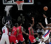 시카고, 3년 만의 NBA 파리 경기서 디트로이트 제압