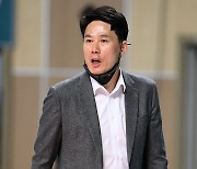 강성형 감독 '선수들 격려'[포토]