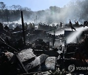 진화 작업에 여념없는 소방대원들