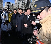 이재명 대표, 구룡마을 화재 현장 방문