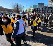 [포토]대한적십자사, 구룡마을 화재 사고 현장 구호 활동