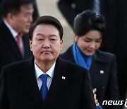 새해 첫 순방 마친 윤석열 대통령