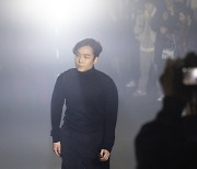 송지오, 2023 F/W 파리패션위크 컬렉션공개…피날레 장식하는 송재우 대표