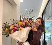 '최태준♥' 박신혜, 출산 후에도 여전한 美모…대형 꽃다발 들고 뽐낸 완벽 비주얼