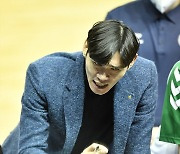 [JB포토] 작전 지시하는 DB 김주성 감독대행