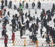 '설 연휴 첫날' 빙어축제 인파[쿠키포토]