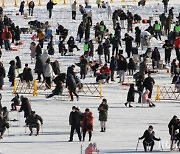 '3년 만의 만남' 인제빙어축제… 설 연휴 첫날 북적