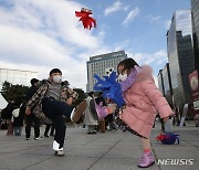 설 연휴, 전통놀이 체험하는 어린이들