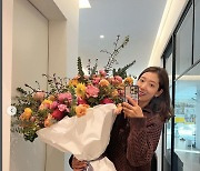 ‘최태준♥’ 박신혜, 누가 꽃인지..몸보다 큰 꽃다발 들고 환한 미소