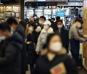 설 연휴 뒤 실내 마스크 해제···“해제할 때 됐다”vs“계속 쓰고 다닐 것”