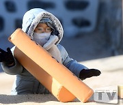 [TD포토] 남산골한옥마을에서 윷놀이 하는 어린이