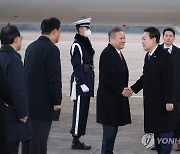 영접나온 이상민 행안부 장관과 인사하는 윤석열 대통령