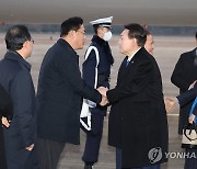 영접나온 국민의힘 정진석 비대위원장과 인사하는 윤석열 대통령