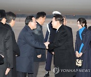 국민의힘 주호영 원내대표와 인사하는 윤석열 대통령