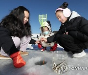 "잡았다" 환호 "놓쳤다" 탄식…인제빙어축제 3년만에 '귀환'