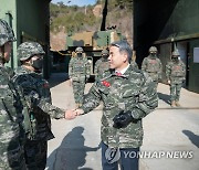 연평부대 장병 격려하는 이종섭 국방장관