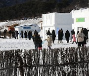 눈과 얼음으로 재탄생한 옛 산골 마을