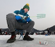 빙어 낚시하는 외국인 관광객