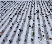 관광객 붐비는 인제 빙어축제장