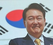 尹, 38조 투자 유치 성과에도 소폭 하락…또 ‘순방 징크스’