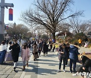 전북 전주한옥마을 경기전 찾은 관광객들