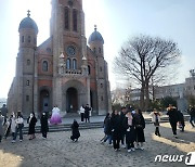 '김치~'…전북 전주시 전동성당 방문한 관광객들
