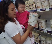 블룸버그 “아이 안낳는 중국... 분유 시장 3분의 1 사라진다”