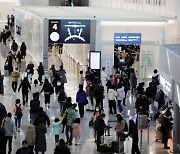 북적이는 인천공항… 설 연휴 여행객, 코로나 이전 60% 수준 회복