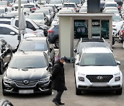 억소리 럭셔리카 ‘불티’·중고차는 ‘꽁꽁’…불황 그늘 속 고개 드는 소비 양극화