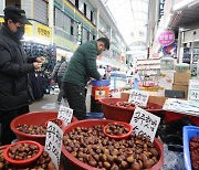 "주차장 만들어도 마트만 찾아"···전통시장 살릴 묘책은